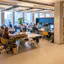 Studenten aan het werk bij computerwerkplekken