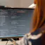 Vrouwelijke software-ingenieur codeert op computer