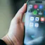 Smartphone met AI-assistenten apps ChatGPT, Gemini, Claude en DeepSeek in gebruik door gebruiker