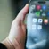 Smartphone met AI-assistenten apps ChatGPT, Gemini, Claude en DeepSeek in gebruik door gebruiker