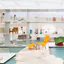 Stoelen in de collectiepresentatie van Design Museum Gent