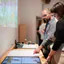 Twee mensen kijken naar de Chromatic Relations expositie