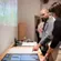 Twee mensen kijken naar de Chromatic Relations expositie
